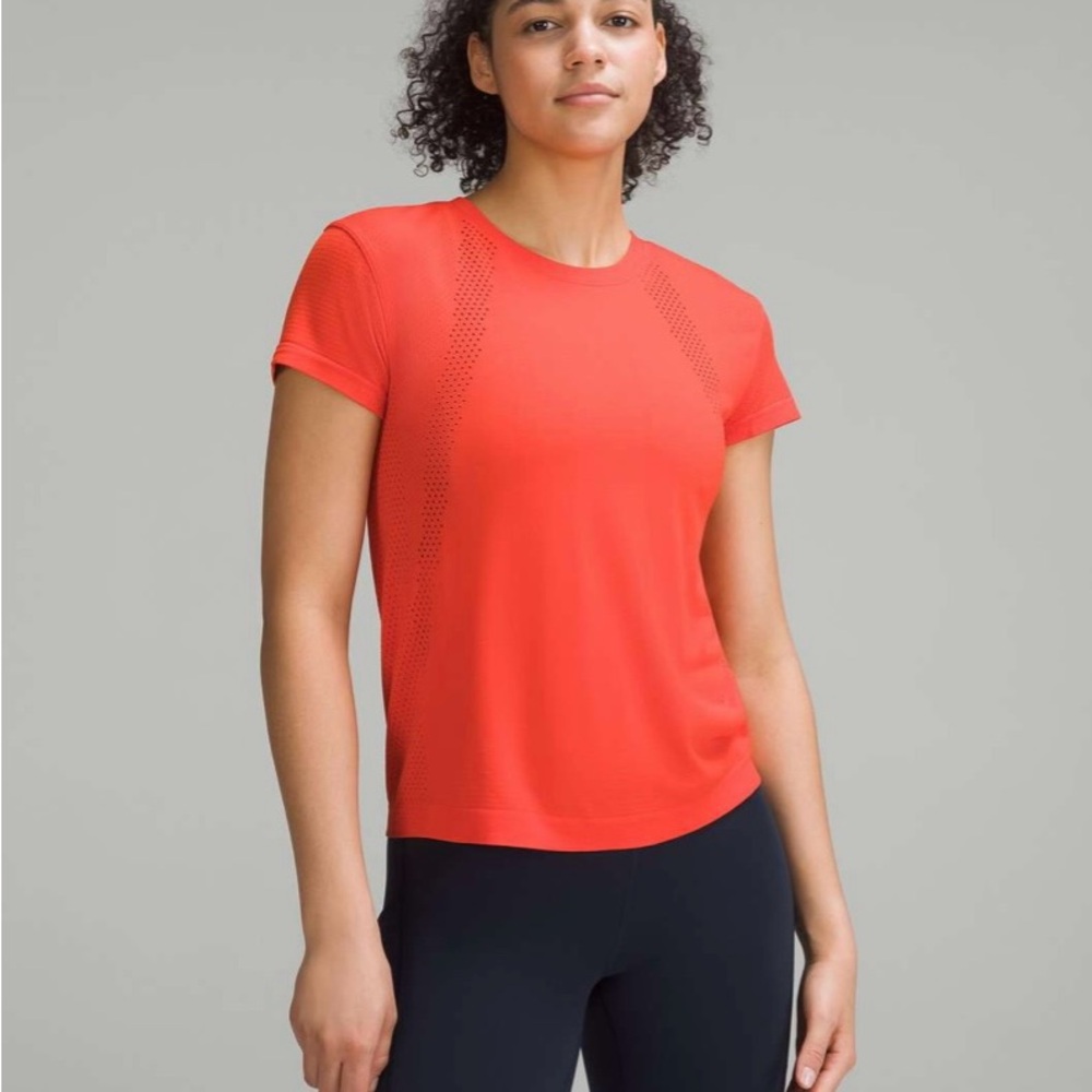 Lululemon Athletica train to be short sleeve